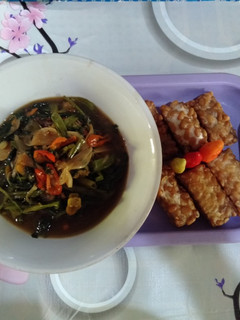 Foto resep Tumis Kangkung lauk tempe goreng