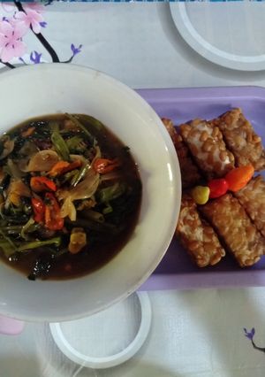 Foto resep Tumis Kangkung lauk tempe goreng
