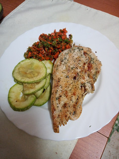 Una foto de Pechuga con calabacín a la plancha y ensalada de zanahoria