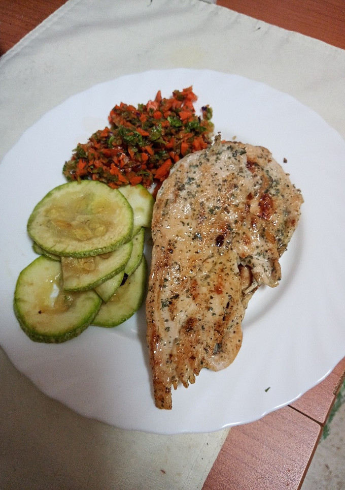 Una foto de Pechuga con calabacín a la plancha y ensalada de zanahoria