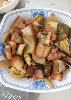 Hình của món Ba rọi xào dưa cải.