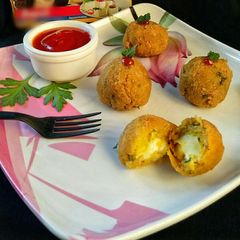 A picture of Bread potato cheese balls.