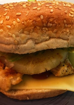 Φωτογραφία της συνταγής Hawaiian burger 🍔 με κοτόπουλο και ψητό ανανά !