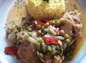 Una foto de Pollo escabechado con arvejas acompañado con arroz amarillo 😃