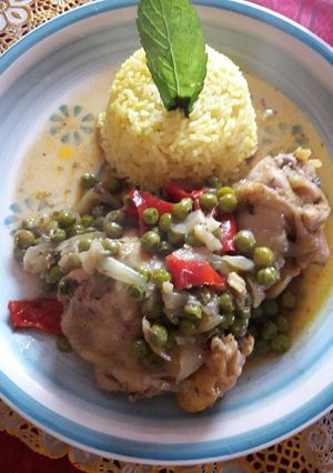Una foto de Pollo escabechado con arvejas acompañado con arroz amarillo 😃