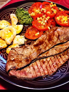 Una foto de Filetes de ternera con tomates asados a lo provenzal, patatas al pimentón y salsa pesto