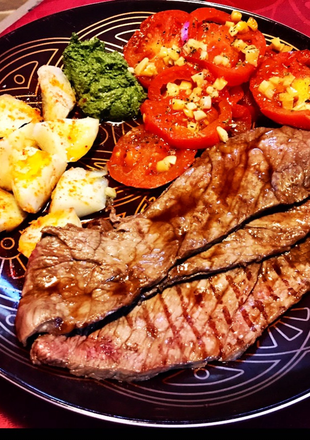 Una foto de Filetes de ternera con tomates asados a lo provenzal, patatas al pimentón y salsa pesto