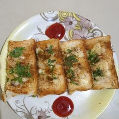 A picture of Garlic cheese bread.