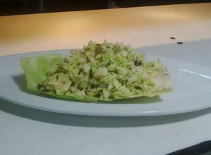 Una foto de Ensalada de repollo con piña, pasas, menta, y mayonesa vegetariana, una delicia y fresca