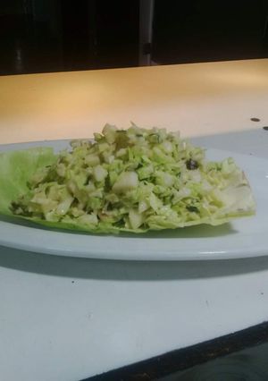 Una foto de Ensalada de repollo con piña, pasas, menta, y mayonesa vegetariana, una delicia y fresca