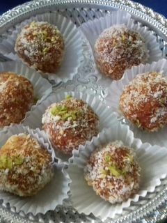 गाजराचे लाडू (gajrache laddu recipe in marathi) रेसिपी चे मुख्य फोटो