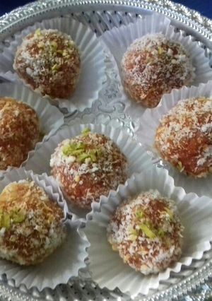 गाजराचे लाडू (gajrache laddu recipe in marathi) रेसिपी चे मुख्य फोटो 