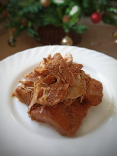 Una foto de Pollo estofado con chocolate y yuca