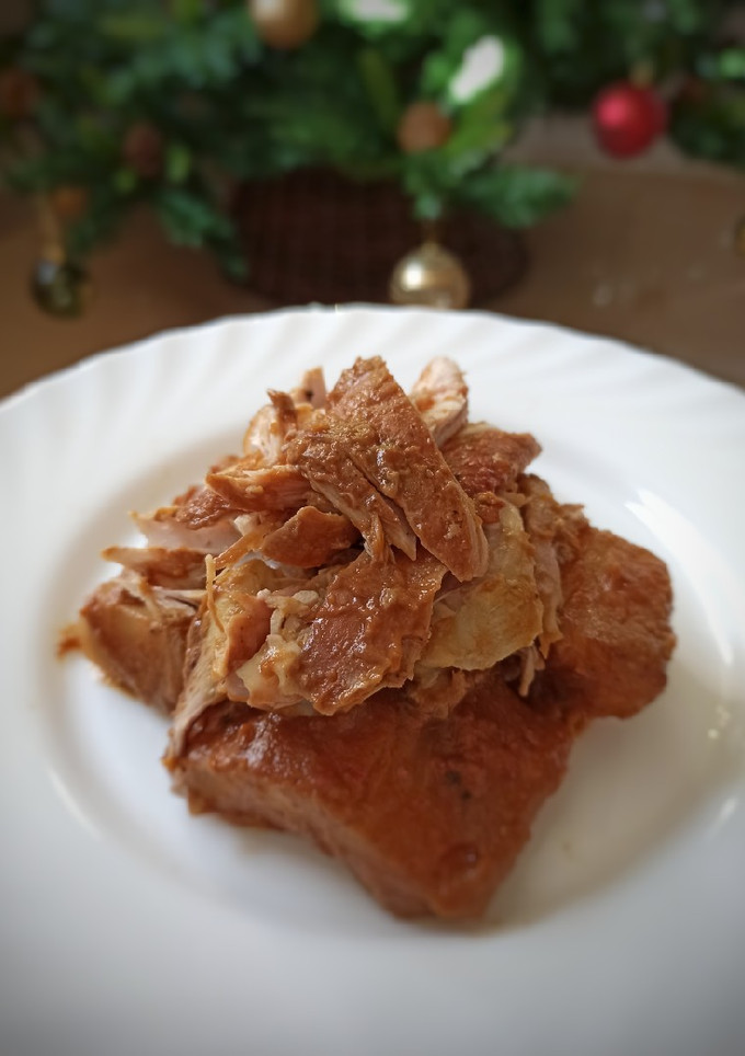 Una foto de Pollo estofado con chocolate y yuca