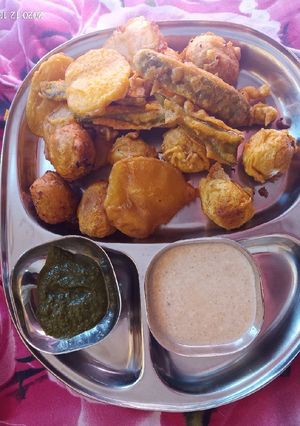 ભજીયા પ્લેટર વિથ દહીં ચટણી (Bhajiya platter with dahi chatney recipe in Gujarati) રેસીપી મુખ્ય ફોટો