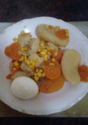 Una foto de Puré de verduras hervidas con huevos duros y granos de choclo