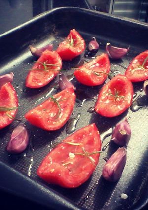 A picture of Roasted tomatoes and garlic.