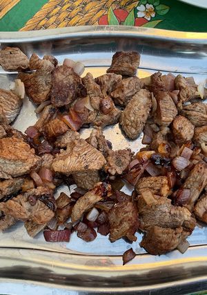 Une photo de Veau mariné sauce BBQ à l’ail et oignon rouge