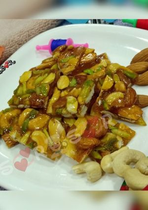 ડ્રાયફ્રુટ ચીક્કી (Dryfruit Chikki Recipe In Gujarati) રેસીપી મુખ્ય ફોટો