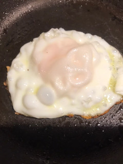 Una foto de Huevo tipo frito con 1 cucharada de aceite. Solo 3 ingredientes en 5 minutos