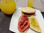 Una foto de pancitos con jamon