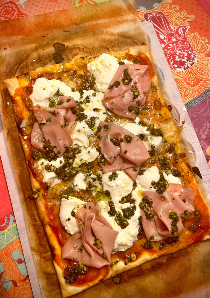 Una foto de Pizza Mortadella y Burrata