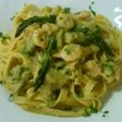 Tagliatelle con gamberetti e pesto di asparagi