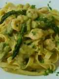 Tagliatelle con gamberetti e pesto di asparagi