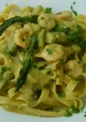 Foto di Tagliatelle con gamberetti e pesto di asparagi