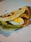 Tacos rellenos de zapallitos, huevo, palta y más