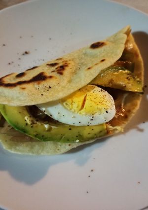 Una foto de Tacos rellenos de zapallitos, huevo, palta y más