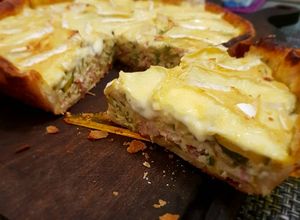 Una foto de Tarta de zucchini y queso brie con panceta