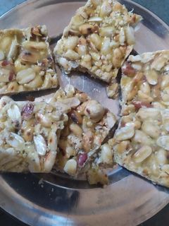 मूंगफली चिक्की (moongfali chikki recipe in Hindi) रेसिपी मुख्य फोटो