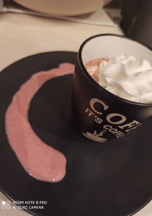 Une photo de Mousse facile, avec son petit chocolat chaud. (Recette rapide)