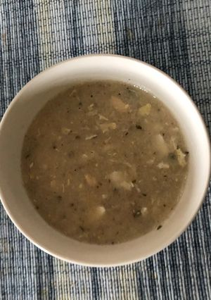 Una foto de Sopa de sémola con pollo y huevo 😋🥚