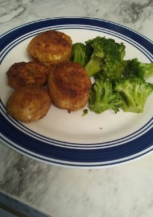 Una foto de Huevos empanizados con relleno de atún