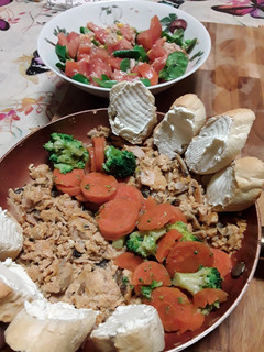 Una foto de Revuelto de huevos con champis, verduritas y ensalada