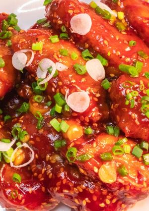รูปของ ปีกกลางไก่ทอดซอส 3 รส คลุกเคล้า เข้าที่ลงตัว เลยอร่อยครบ