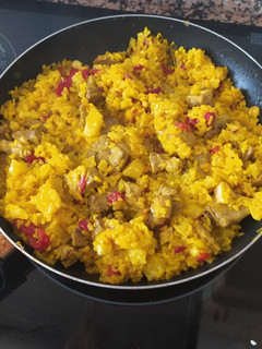 Una foto de Arroz con costillas de cerdo y coliflor
