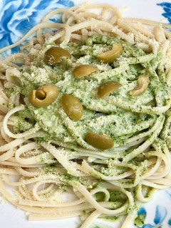 Una foto de Tallarines con pesto y aceitunas
