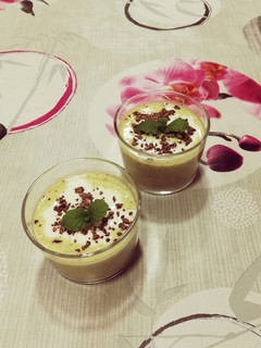 Una foto de Kiwi con yogurt y chocolate