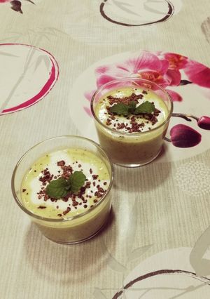 Una foto de Kiwi con yogurt y chocolate