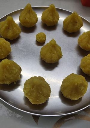 स्टीम कोकोनट मोदक (steam coconut modak recipe in Hindi) रेसिपी मुख्य फोटो