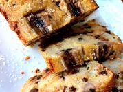 Una foto di banana bread con gocce di cioccolato