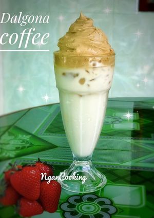 Hình của món Dalgona coffee.