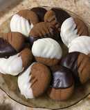 Galletitas de maicena, leche condensada, café y canela bañadas con chocolate