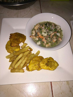 Una foto de Ceviche: Camarones y Mero