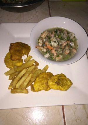 Una foto de Ceviche: Camarones y Mero