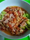 Espaguetis de calabacín con sofrito de tomate y carne