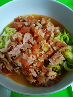 Una foto de Espaguetis de calabacín con sofrito de tomate y carne